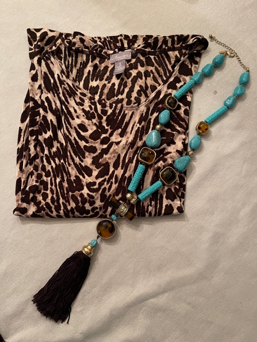 Chicos Sz 3 🐆 animal print v-neck top, 3/4 sleeve w/ Chico’s turquoise necklace